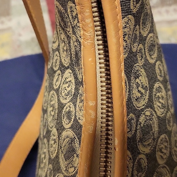 Dooney & Bourke Bubble Logo Print w/Dustbag - Picture 10 of 15